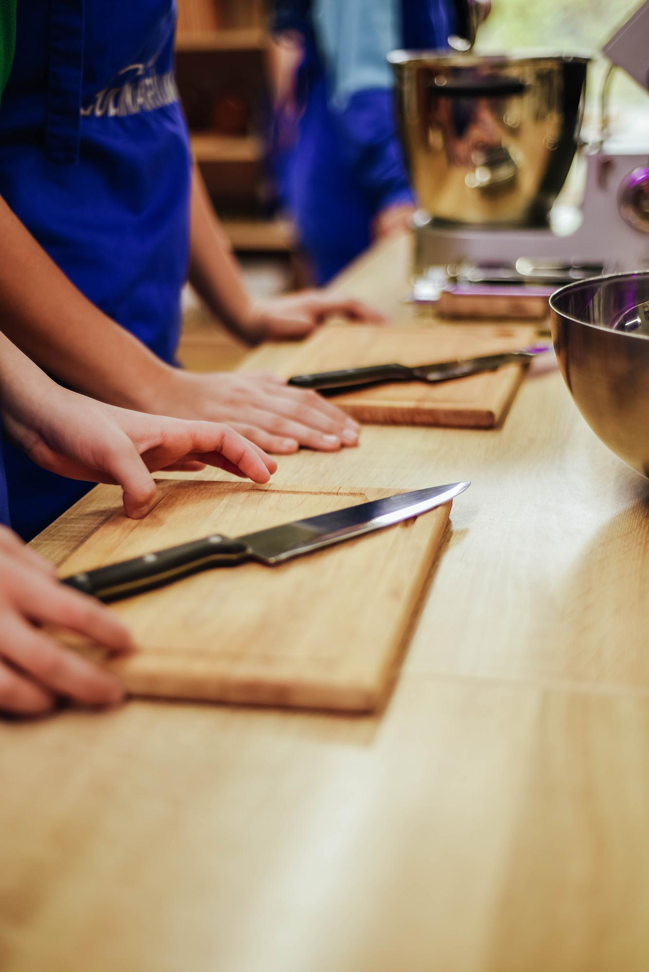 Assistente che sistema gli utensili